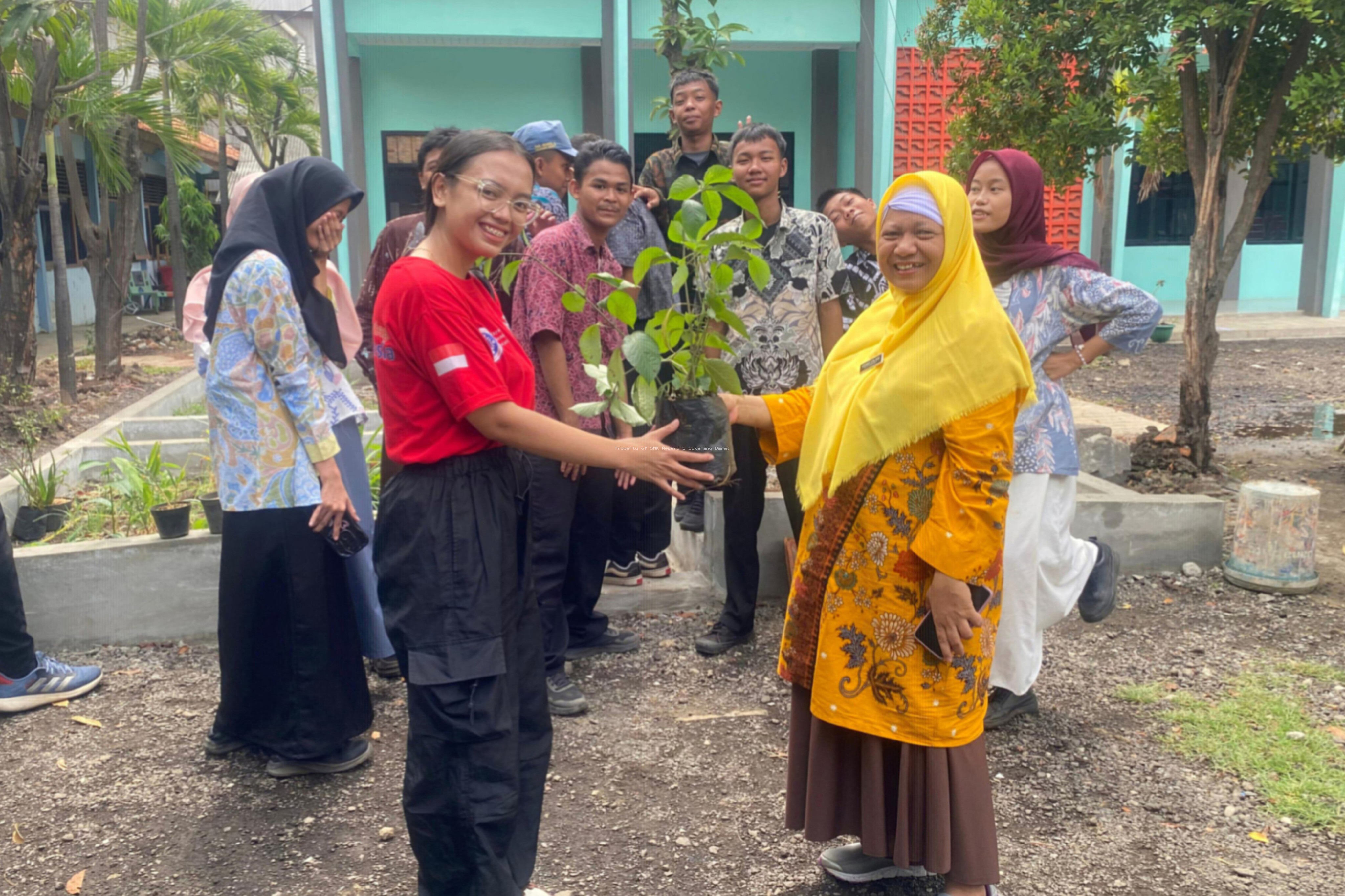 Yayasan Bersatu Membangun Indonesia Sejahtera Salurkan Bibit Tanaman Apotik Hidup ke SMKN 2 Cikarang Barat