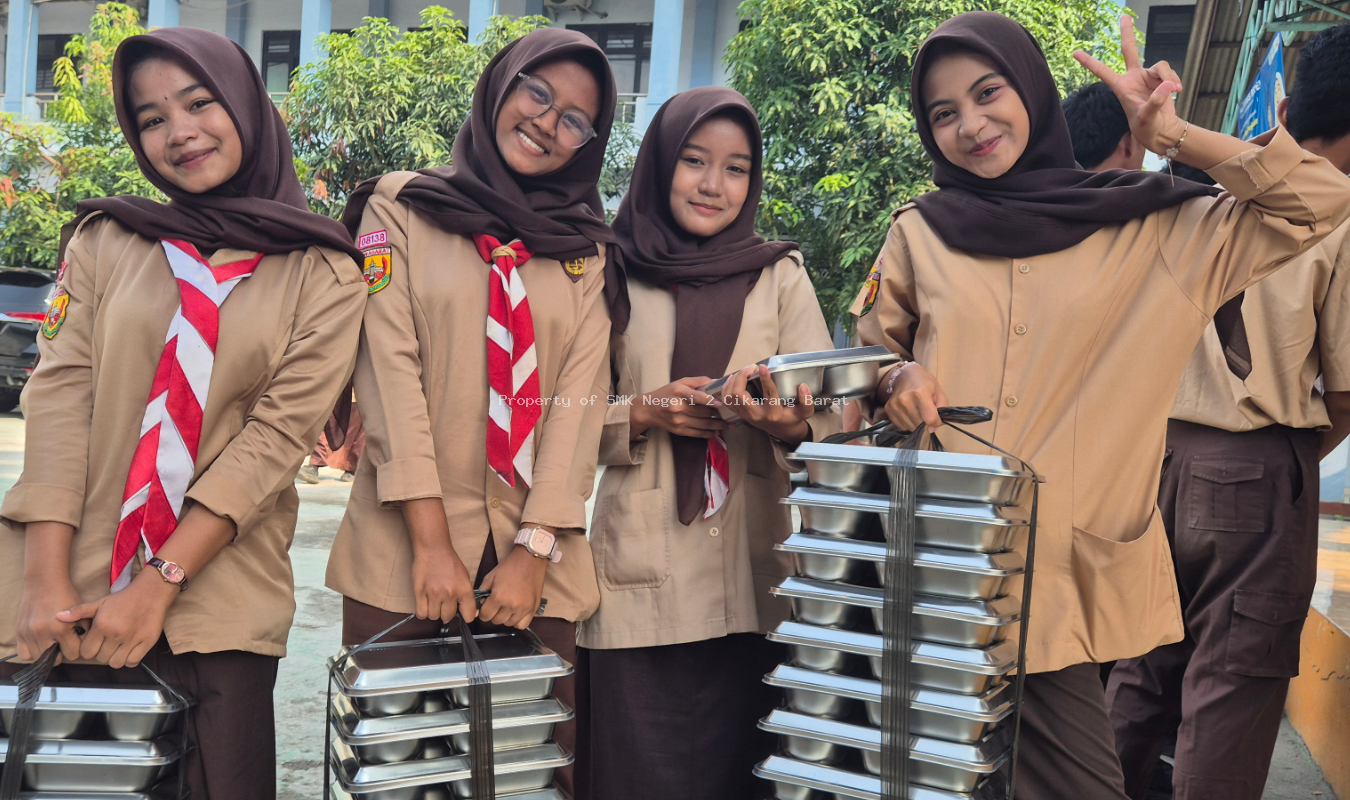 Program Makan Bergizi Gratis Dimulai di SMKN 2 Cikarang Barat, Siswa Antusias Sambut Pelaksanaannya